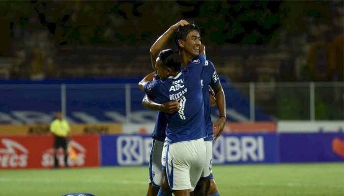 Pemain Persib Sempat Ditandu Keluar Lapangan Saat Bentrok dengan Persikabo, Robert Albert Ungkap Kondisnya